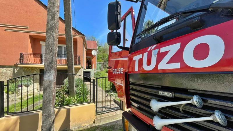 Zalában egy családi házhoz érkeztek a tűzoltók, miután riasztást kaptak.