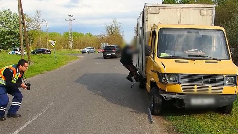 Félelmetes baleset történt, amikor egy idős férfi hazafelé tartott a piacról – a részletek videón is megtekinthetők.