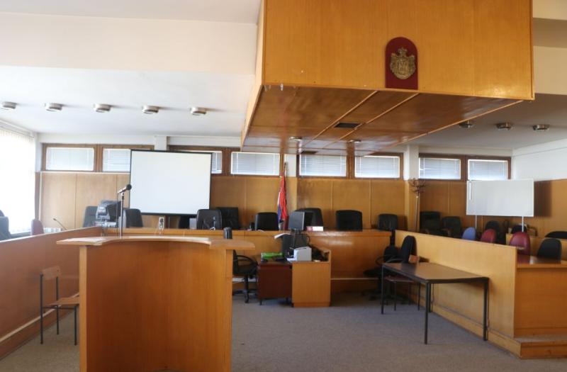 A sztrájkoló igazságügyi dolgozók bérének csökkentése történt.