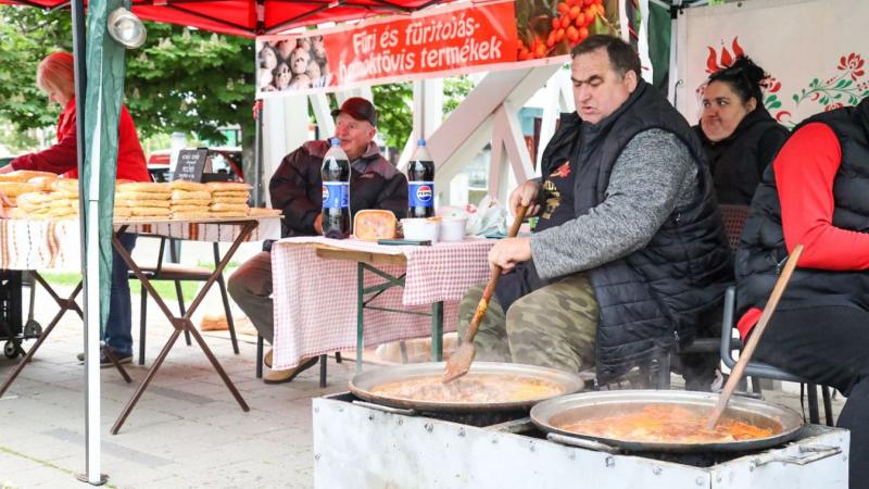 Fedezd fel Szolnok varázslatos világát, ahol minden hónapban új illatok, zamatos ízek és lebilincselő történetek várnak rád! A város szívében rendezett események során nemcsak a gasztronómia csodáit élvezheted, hanem a helyi kultúra és tradíciók gazdagság