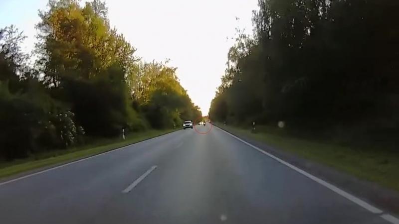 Életveszélyes manőverek Pécs és Szentlőrinc között: Mi történt a motorossal? (VIDEÓ)