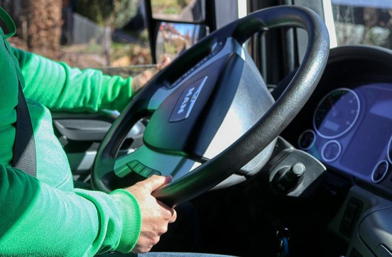 Hogyan alakítanám át a B kategóriás sofőrök jogkörét, és milyen hatással lenne ez a szállítmányozási szektorra?

A B kategóriás jogosítvány széleskörű elterjedtsége miatt sokan foglalkoznak a kérdéssel, hogy miként lehetne bővíteni e sofőrök jogkörét. Az 