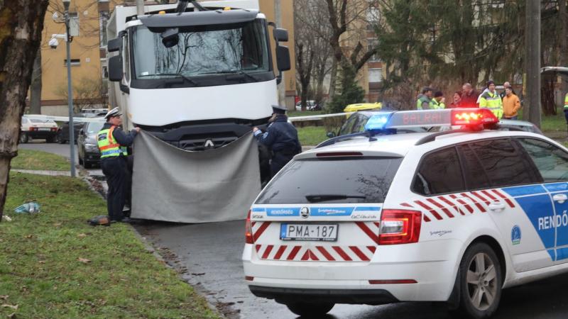 Oszlopnak ütközve rekedt egy férfi: a kőröshegyi balesethez mentőhelikoptert hívtak.
