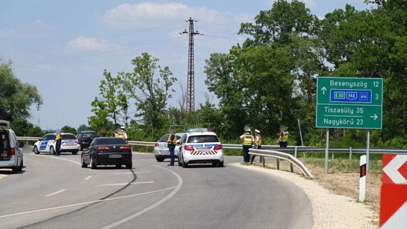 Felfoghatatlan tragédia rázta meg a főutat: egy holttest hevert az úttesten, és az autósok sorra megálltak, hogy szembesüljenek a borzalommal.