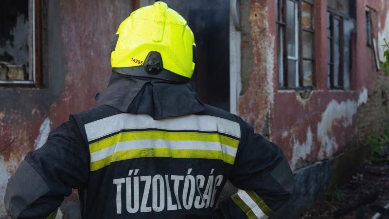 Lángok tánca a Gyöngyvirág utcában – három csapatban harcolnak a tűzoltók a lángok ellen! (frissítve)