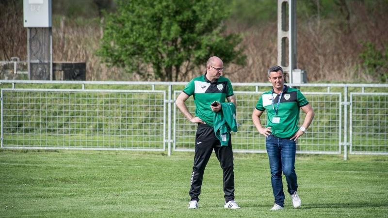 Domoszló SK: Négy év után visszatért a bajnokcsapat trénere

A Domoszló SK izgalmas hírekkel szolgál, hiszen a klub legendás edzője, aki négy évvel ezelőtt hagyta el a csapatot, most visszatér a kispadra. A szakember távozása óta a csapat sokat változott,