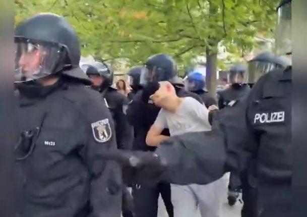 Berlinben a hatóságok feloszlatták a palesztinbarát demonstrációt, amely során számos résztvevő megsérült.