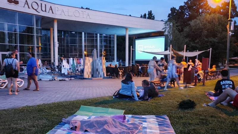 Éjszakai kertmozi a Futni mentemmel, egy igazán különleges helyszínen. Képzeld el, ahogy a csillagok fénye táncol a fák lombjai között, míg a vásznon egy izgalmas film pereg. A levegő tele van a friss fű illatával, és a barátokkal együtt élvezhetjük a fil