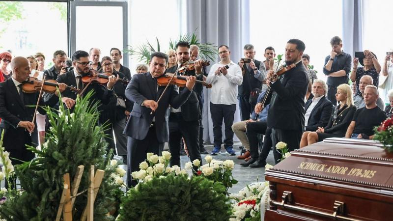 Felfedezték Schmuck Andor titkos szerelmét a gyászoló tömegben + képgaléria