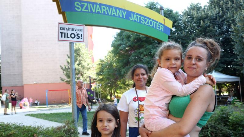 Emberségből jeles - a közösség összefogásának ereje ragyogott fel a játszótér felújításának ünnepélyes eseményén.