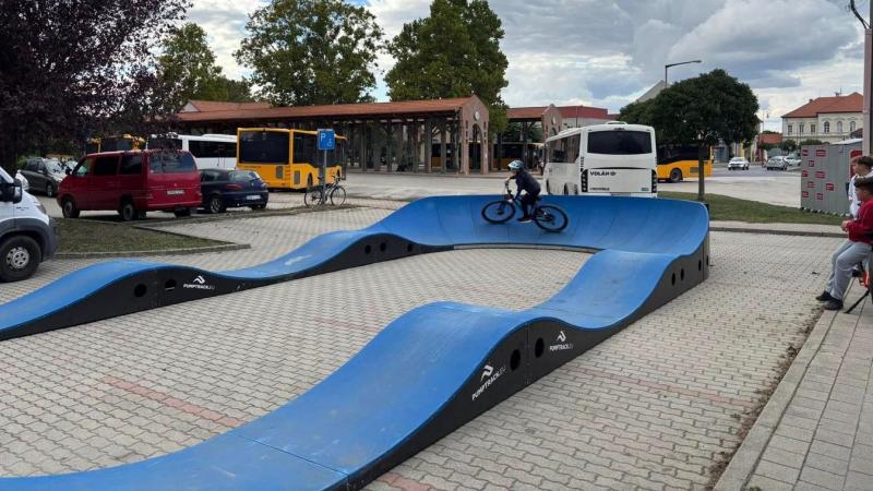 Kisbér sportosabb, mint elsőre hinnéd – a városban mostantól egy új pumpapálya várja a kalandvágyókat!