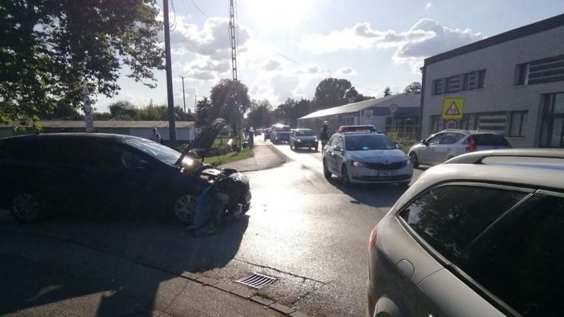 Helyszíni fényképeken a tatai baleset riasztó pillanatai: a karambol következtében súlyos sérült is akadt.