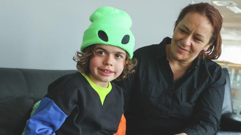 Egy titokzatos támogató jóvoltából Mirkó, a Duchenne-szindrómás fiatal, hatalmas lehetőséghez jutott: 10 millió forint értékű gyógyszerhez férhet hozzá, amely éveket adhat neki az életében.