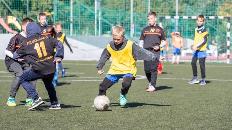 A Hétvezér Iskola diákjai ünnepelhetnek, hiszen elhódították a XIII. Aszalvölgyi Focikupa trófeáját! (Fényképes beszámoló)