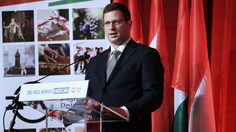 Gulyás Gergely kijelentette, hogy a legutóbbi találkozó egy új korszak kezdetét jelenti az amerikai és magyar kapcsolatokban. Az esemény jelentőségét tükrözik a róla készült fotók is, amelyek a két ország közötti együttműködés megerősödését szimbolizálják