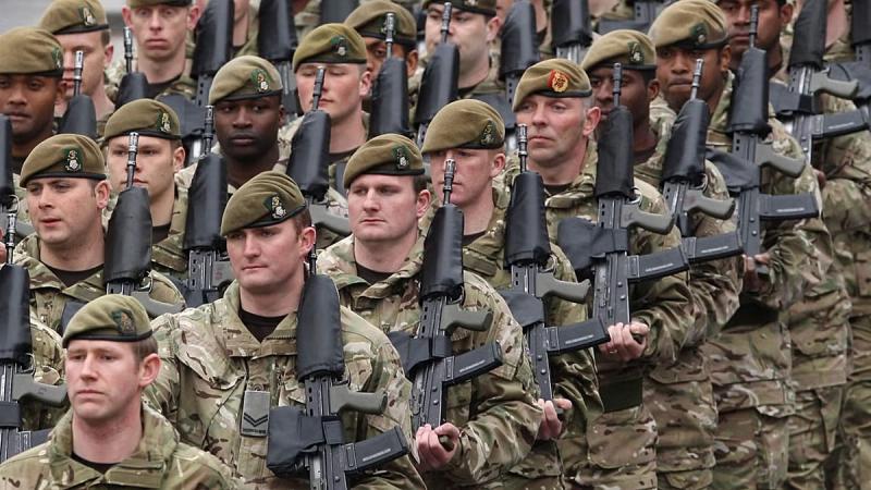 A békeidők logikája immár a múlté: Nagy-Britannia fokozott háborús felkészülésbe kezd.