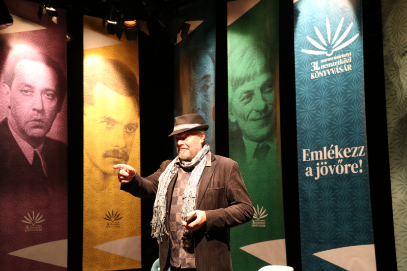 A könyvásár megnyitóján a 