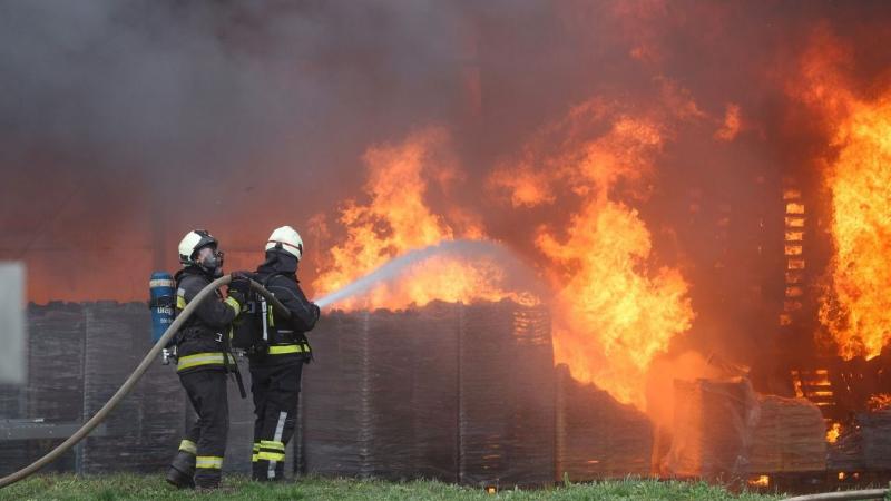 Rémisztő tűzeset történt Nagykozárban, ahol egy lakóház teljesen lakhatatlanná vált. A lángok hatalmas erővel csaptak fel, és az épületet szinte teljesen megsemmisítették.