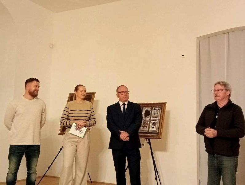 Fotók a regények világán túl: Jókai műveinek vizuális újraértelmezése - KÉPEKKEL

Fedezd fel Jókai Mór regényeinek lenyűgöző univerzuma mögött rejlő képi világot! E különleges projekt célja, hogy a klasszikus irodalom gazdag narratíváját és érzelmi mélysé