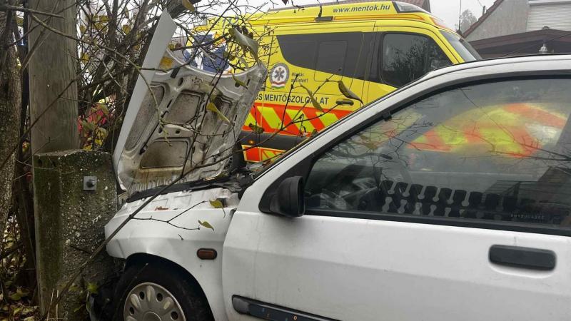 Egy idős férfi autójával nekiütközött egy villanyoszlopnak, és a baleset következtében tragikus módon életét vesztette.