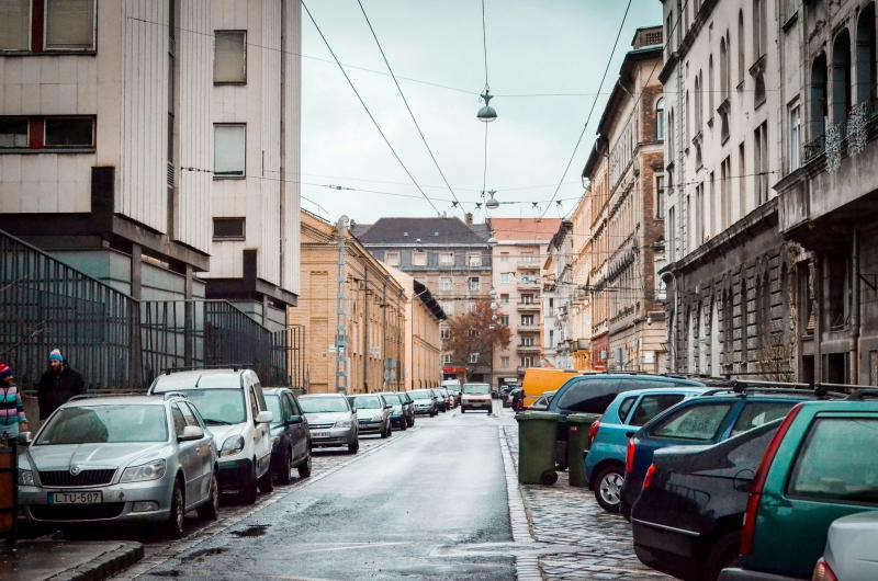 Olcsóbb parkolási lehetőségek a BKK bérletes utasok számára, míg a zöld rendszámos autók esetében is bevezetésre kerül a fizetős parkolás - Karácsony Gergely új parkolási reformjával állt elő. | szmo.hu