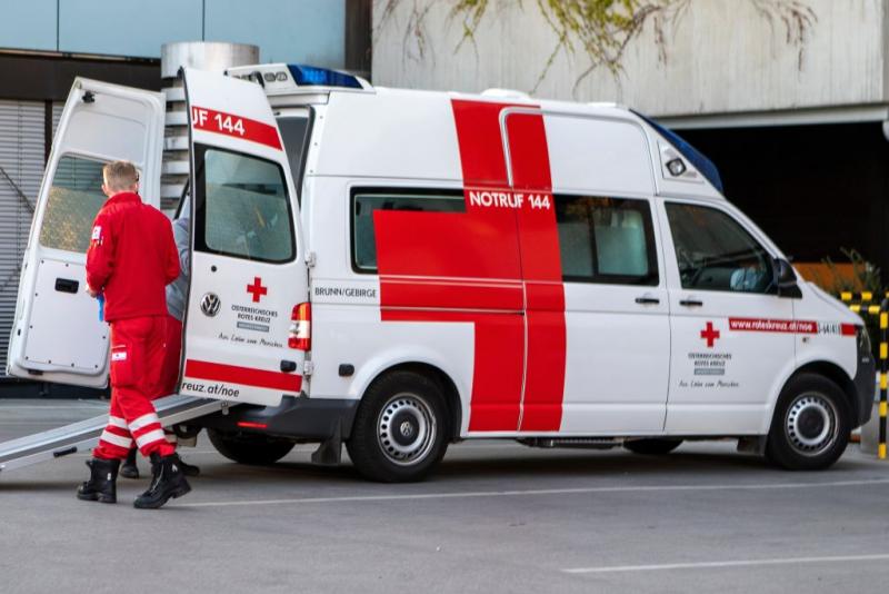 Egy bécsi klinikáról eltűnt csecsemő holttestét egy szemetes konténerben fedezték fel. A tragikus esemény megrázta a közvéleményt, és számos kérdést vetett fel a gyermek eltűnésének körülményeivel kapcsolatban.