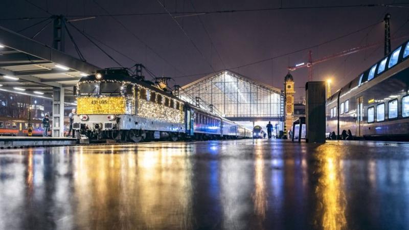 SZÓLJON - Több ezer ember izgatottan várja a lenyűgöző megjelenésű vonatot a Jászkunság területén.