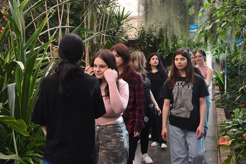 Diákszemmel a Muravidéken: Felfedezések és Élmények

A Muravidék, ez a varázslatos táj, tele van csodákkal és meglepetésekkel, amelyeket csak a helyi diákok szemén keresztül fedezhetünk fel igazán. Amikor a reggeli napfény a dombokat megvilágítja, és a fo