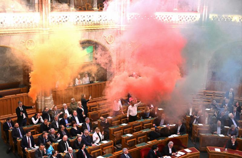 Hadházy Ákos és a tiltakozó Momentum tagjai kizárták magukat a parlamentből, ahol a nézeteik kifejezésére feszültség alakult ki.