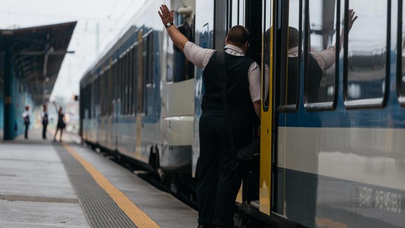 Tavaszi napsütés, a természet ébredezése, és a kirándulók hada útnak indul. A MÁV viszont úgy tűnik, hogy a megszokott késéseit ezúttal is túlteljesíti, mintha csak versenyt futna az idővel.