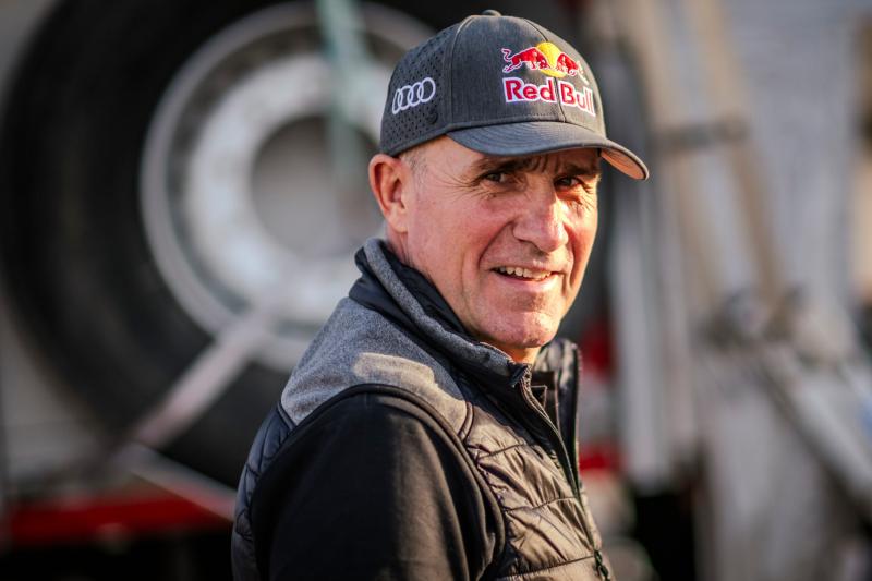 Hivatalos bejelentés: Peterhansel legendás autójával újra visszatér a Dakar rali izgalmas világába.