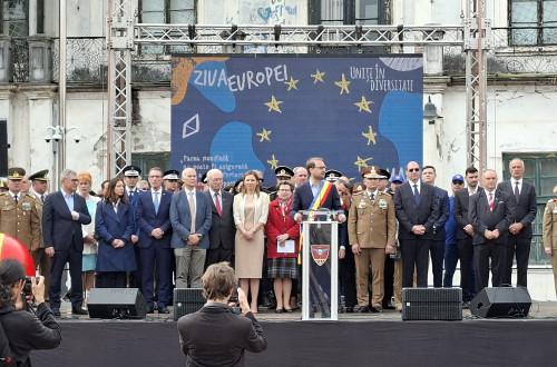 Temesvár szívében idén is megrendezésre került az Európa-napi ünnepség, amely a kontinens gazdag kulturális örökségét és sokszínűségét ünnepli. A rendezvény keretein belül a látogatók izgalmas programok, helyi ízek és színes előadások révén ismerhették me