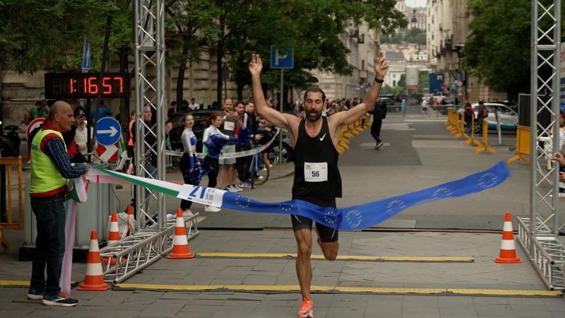 A félmaraton teljesítése az Európa-futás keretében azt jelenti, hogy minden egyes kilométer egy évnyi EU-tagságot szimbolizál.