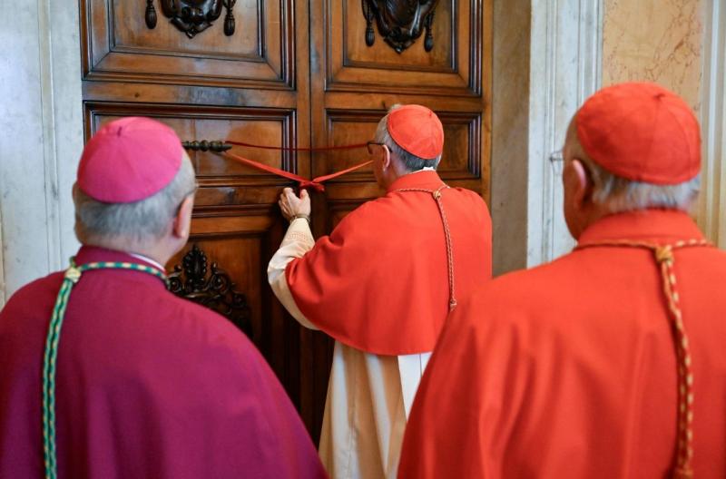Pápai lakosztályának újranyitásáról szóló szentszéki közlemény - Vatican News

A Vatikáni Hivatal bejelentette, hogy az Apostoli Palota pápai lakosztálya ismét megnyitja kapuit, lehetővé téve a látogatók számára, hogy felfedezzék a történelem és a kultúra