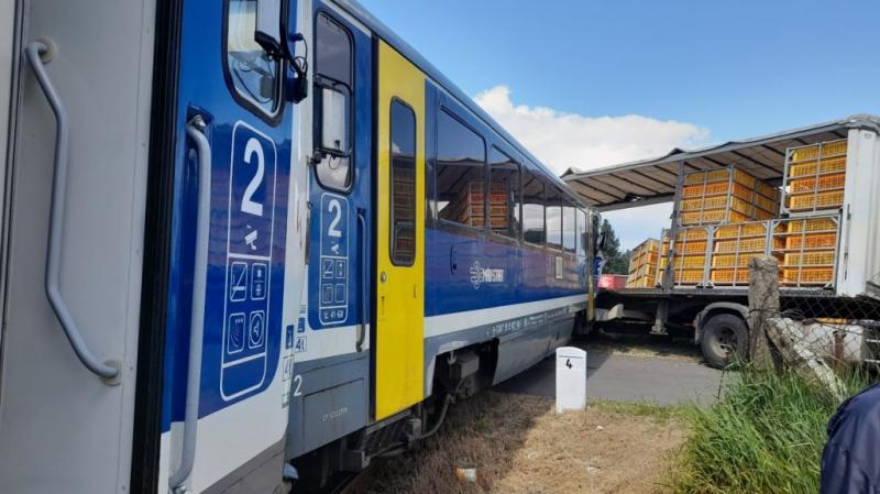 Kamionnal ütközött és kisiklott egy vonat - a baleset következményei súlyosak lehetnek. A 24.hu híradása szerint a baleset helyszínén sürgősségi szolgálatok dolgoznak, hogy helyreállítsák a közlekedést és megvizsgálják az incidenst. A hatóságok arra figye