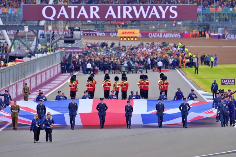 A Brit Nagydíj történelmi mérföldkőhöz érkezett, amely új színt visz a motorsport világába. Ez az esemény nem csupán a versenyzésről szól, hanem az innovációk és hagyományok izgalmas találkozásáról is, amely új fejezetet nyithat a Forma-1 történetében.
