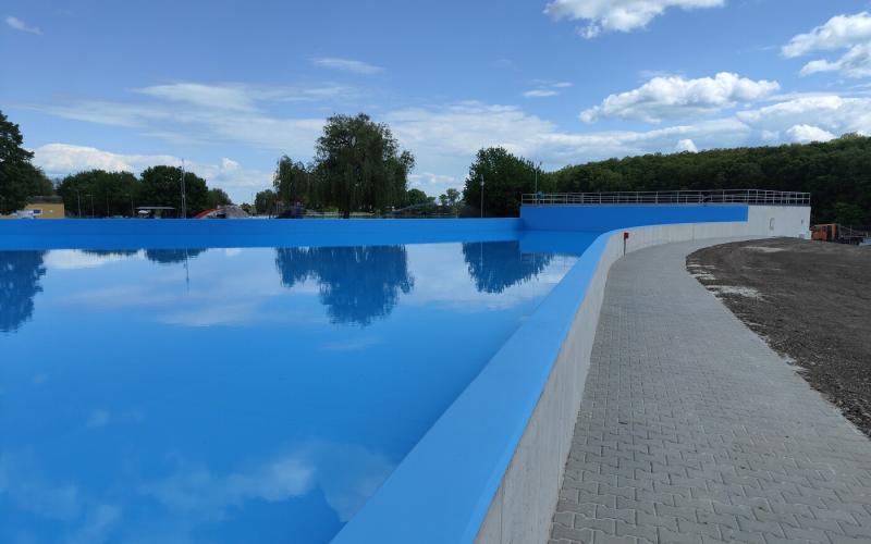 A kurinci üdülőövezet idén egy izgalmas új attrakcióval várja a látogatókat, miközben az árak is emelkednek a főszezonra. Érdemes kihasználni a friss élményeket, amelyek a pihenés és szórakozás új dimenzióját kínálják!