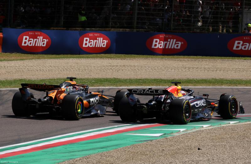 Verstappen páratlan tehetsége egy felejthetetlen győzelmet hozott az őrült verseny során, miközben a McLarenek többször is balszerencsés helyzetekbe kerültek.
