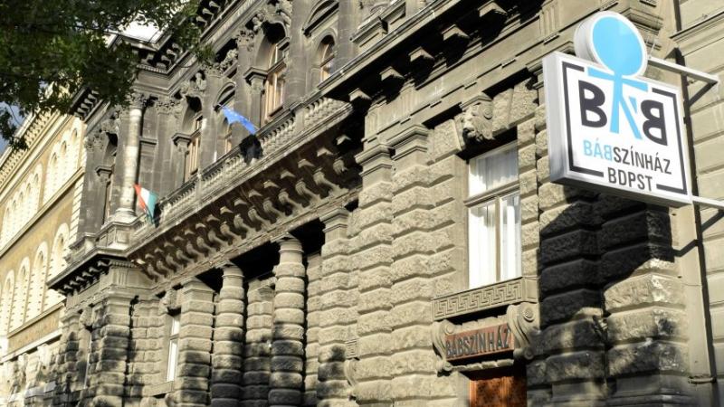 A Budapest Bábszínházban új fényben tűnik fel a Semmi és a Tragédia, amelyeket most újraértelmeznek. Az alkotók célja, hogy friss szemlélettel és kreatív megoldásokkal meséljék el ezeket a klasszikus történeteket, új dimenziókat adva a szereplőknek és a c