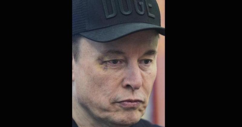 Elon Musk szokatlan módon, egy lila monoklival a szemén lépett be a Fehér Házba, ezzel megdöbbentve a jelenlévőket. Az extravagáns kiegészítő nemcsak stílusával, hanem a technológiai innováció iránti elkötelezettségét is szimbolizálta, hiszen Musk mindig 