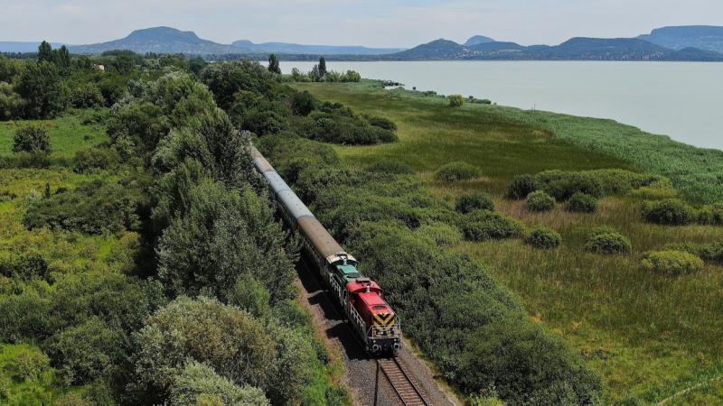 Fedezd fel a MÁV étkezőkocsik 2025-ös árlistáját: itt van, mennyibe kerülnek a sörök, kávék és hamburgerek, ha a Balaton felé veszed az irányt - Pénzcentrum.
