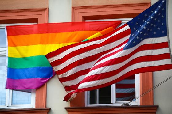 Egyre több amerikai vállalat vonul vissza a Pride események támogatásától.