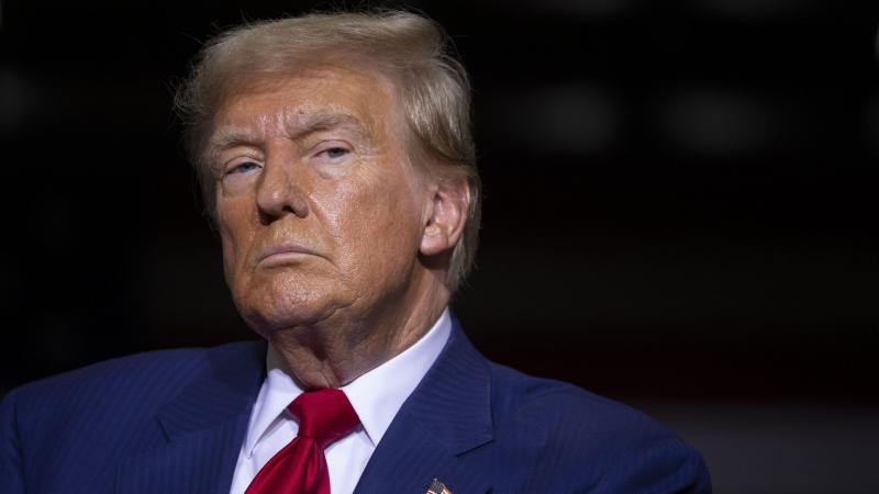 Trump titokban egy újabb stratégiát dolgoz ki, amelyet a legnagyobb egykori szövetségese ellen tervez végrehajtani.