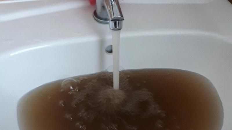 Gyálon a gyanús forrásból származó hidrogél nem került felhasználásra, így a csapokból továbbra is barna folyadék csordogál.