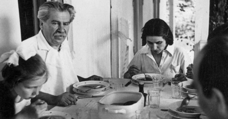 A magyar irodalom gazdag karakterekben, akik nem csupán a fikció világában élnek, hanem valós történelmi személyek is inspirálták őket. Nézzük meg négy olyan irodalmi alakot, akik mögött valós emberek állnak, és hogyan formálták ezek az egyedülálló karakt