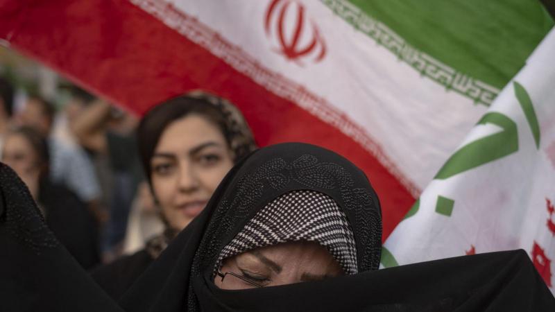 A tűzszünet Irán és Izrael között törékeny, de mégis megjelenik benne a remény. A két ország közti feszültségek ellenére ez a pillanat lehetőséget ad arra, hogy a dialógus és a béke felé lépjünk, noha a helyzet bármikor változhat.