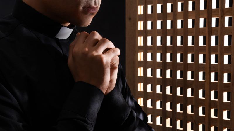 Amerikában is egyre inkább reflektorfénybe kerül a gyónási titok kérdése - vajon nemzetközi jelenség rajzolódik ki?