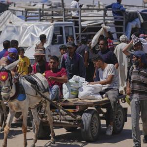 A Gázai övezetben zajló események mélyen megosztó kérdéseket vetnek fel: vajon humanitárius segélynyújtásról van szó, vagy inkább etnikai tisztogatásról? Ez a dilemmatikus helyzet tükrözi a régió bonyolultságát és a hosszú távú konfliktusok gyökereit. Az 