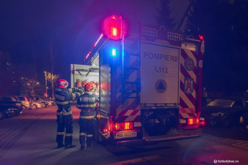 Két melléképület lángokba borult Gyergyószentmiklóson, ahol a tűzoltóknak sikerült tizenöt állatot megmenteniük. Az eset körülményei még vizsgálat alatt állnak, de a helyi közösség összefogott a mentés érdekében.