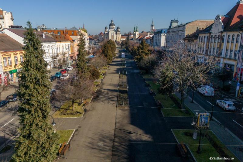 A marosvásárhelyi főtéri szobrok maradnak a helyükön, és az ortodox katedrális sem kerül veszélybe – derült ki a legfrissebb hírekből. Székelyhon értesülései szerint a város vezetése biztosította a lakosságot, hogy nem tervezik a nevezetességek áthelyezés